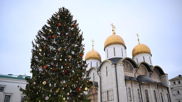 Главная новогодняя елка на Соборной площади московского Кремля