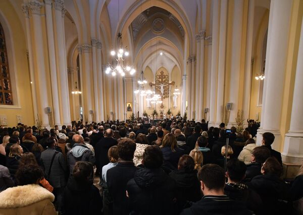 Прихожане на Рождественском богослужении в римско-католическом кафедральном соборе Непорочного Зачатия Пресвятой Девы Марии в Москве