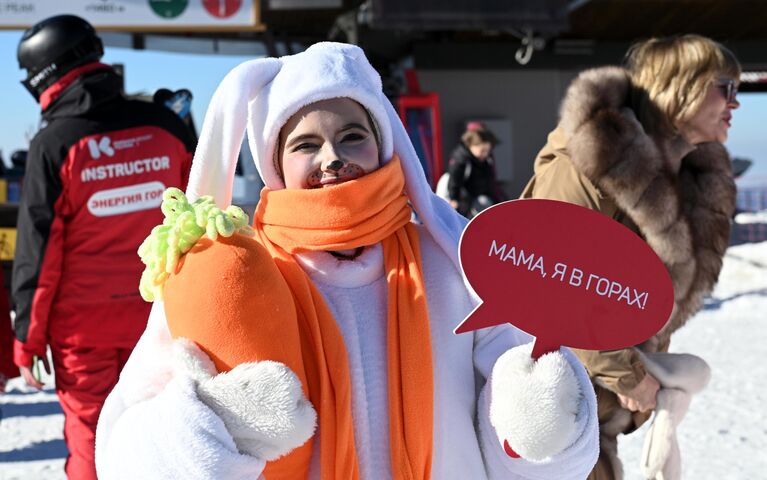 Девушка на горнолыжном курорте Красная Поляна в Сочи