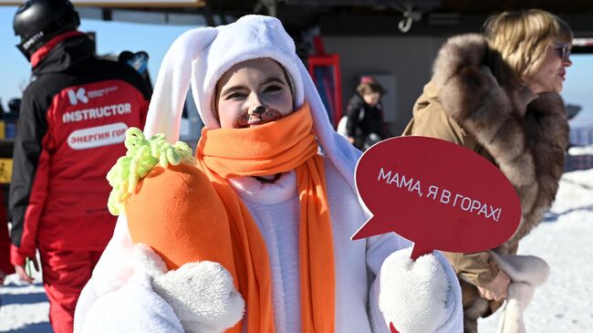 Девушка на горнолыжном курорте Красная Поляна в Сочи