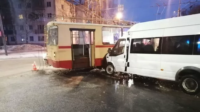 ДТП с участием троллейбуса и микроавтобуса  в Йошкар-Оле