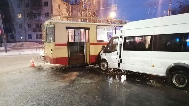 ДТП с участием троллейбуса и микроавтобуса  в Йошкар-Оле