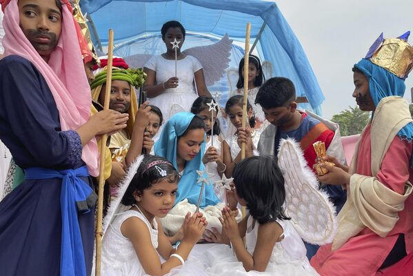 Верующие во время празднования католического рождества в Адуре, Индия 