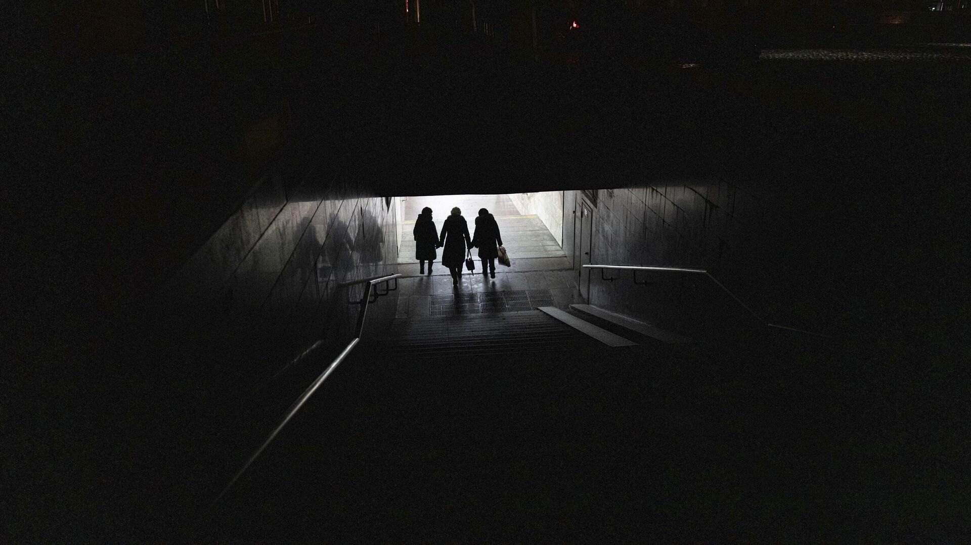 Люди спускаются на станцию метро в центре Харькова - РИА Новости, 1920, 07.02.2023
