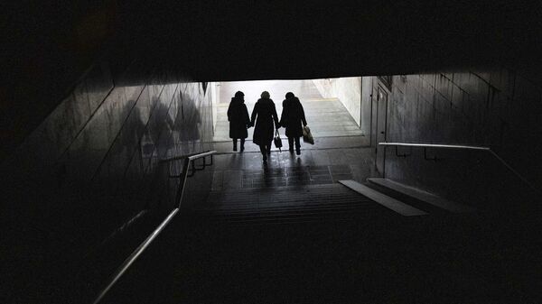 Люди в подземном переходе станции метро в центре Харькова. Архивное фото