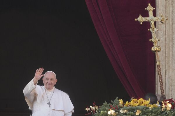 Папа Римский Франциск приветствует прихожан на балконе Собора Святого Петра в Ватикане 
