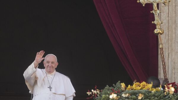 Папа Римский Франциск приветствует прихожан на балконе Собора Святого Петра в Ватикане 
