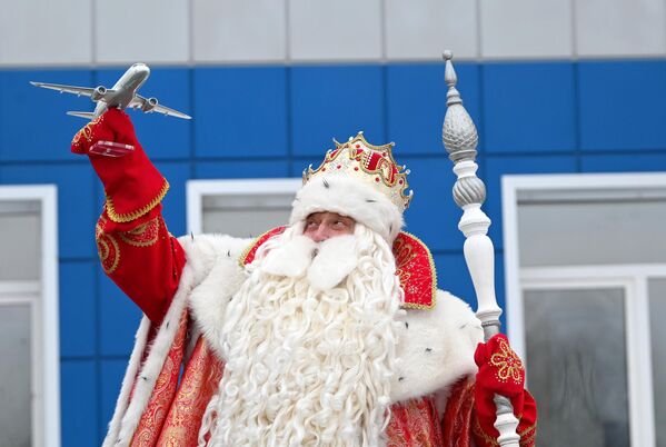 Дед Мороз на открытии регулярного авиарейса в Великом Устюге после реконструкции аэропорта.