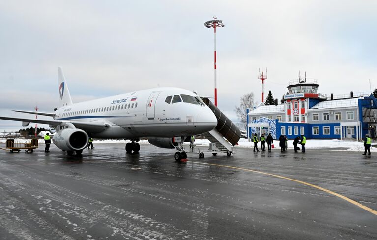 Пассажирский самолет Sukhoi Superjet 100 после прибытия в Великий Устюг из аэропорта Череповца