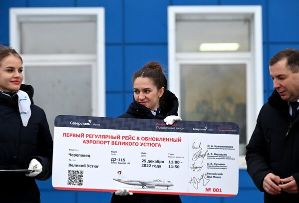 Церемония передачи символического билета на первый регулярный рейс в обновленный аэропорт Великого Устюга