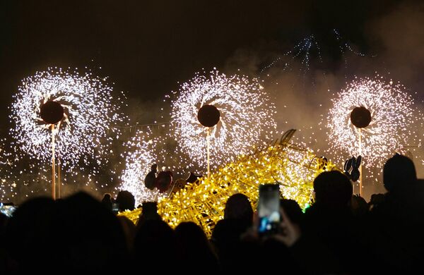Фейерверк на открытии главной новогодней елки на Театральной площади в Луганске