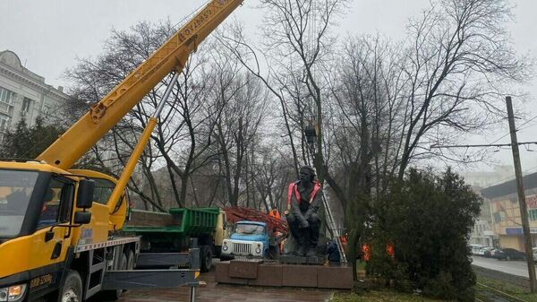 Демонтаж памятника Горькому в Днепропетровске