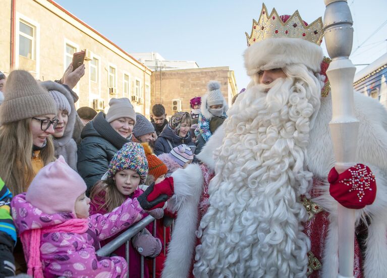 Дед Мороз приветствует детей на железнодорожном вокзале в Перми