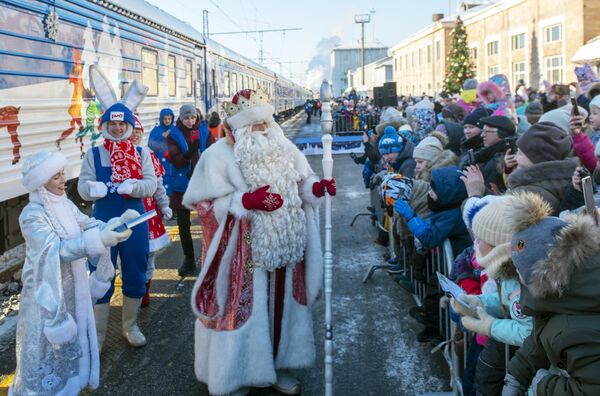 Дед Мороз приветствует детей на железнодорожном вокзале в Перми