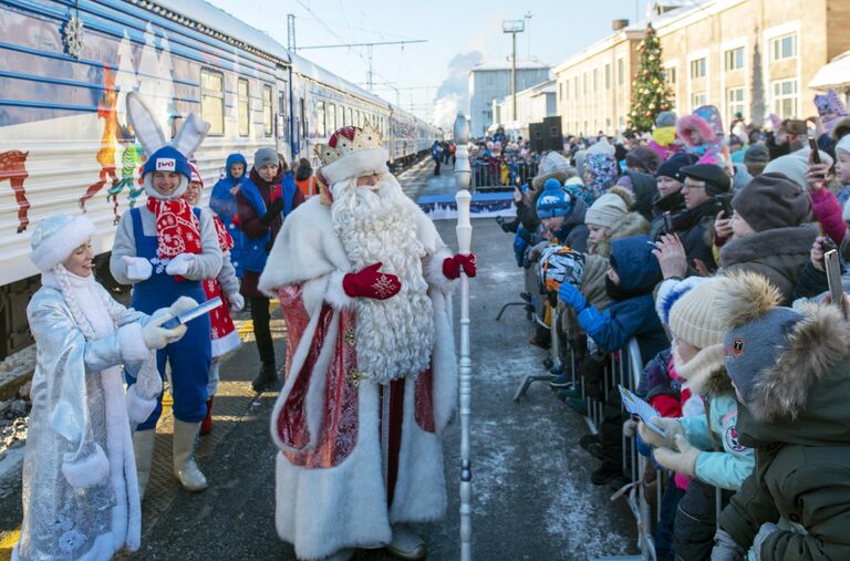 Дед Мороз приветствует детей на железнодорожном вокзале в Перми