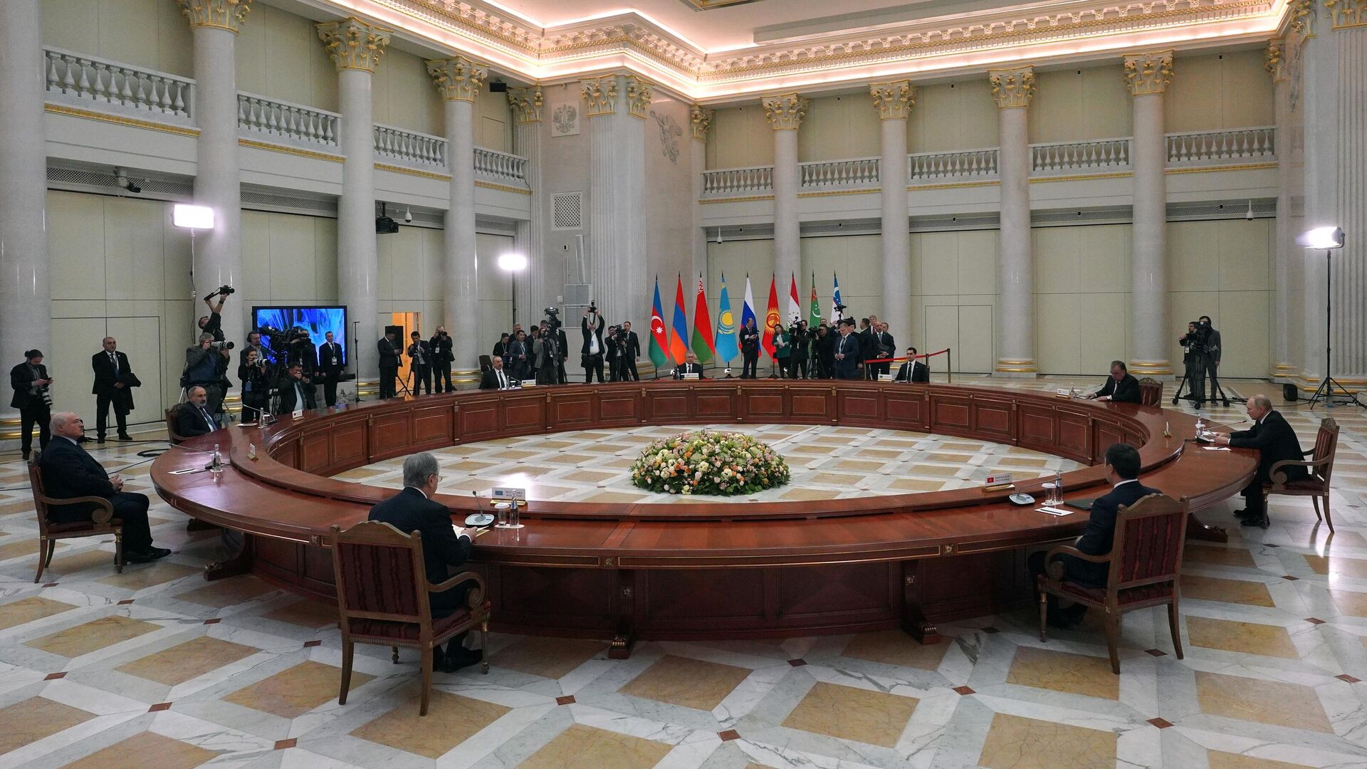 Президент РФ Владимир Путин на традиционной неформальной встрече лидеров государств - участников Содружества Независимых Государств - РИА Новости, 1920, 26.12.2022