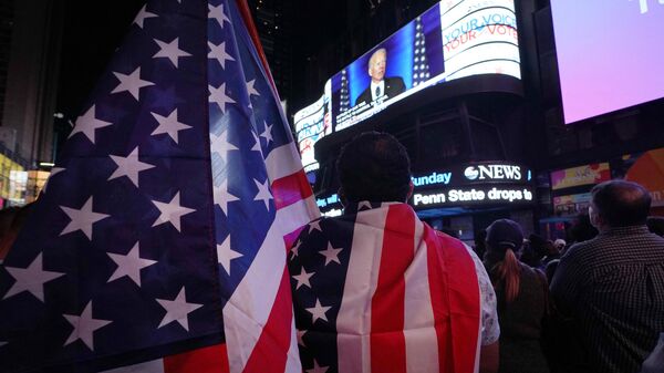 Выступление Джо Байдена транслируется  на медиаэкране на Таймс-сквер, Нью-Йорк
