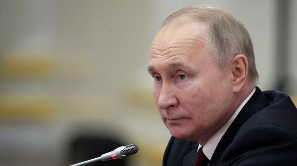 Путин поручил продумать варианты исключения физлиц и юрлиц из НКО