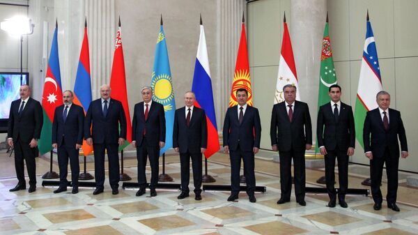 Церемония фотографирования во время неформальной встречи лидеров государств - участников Содружества Независимых Государств в Санкт-Петербурге