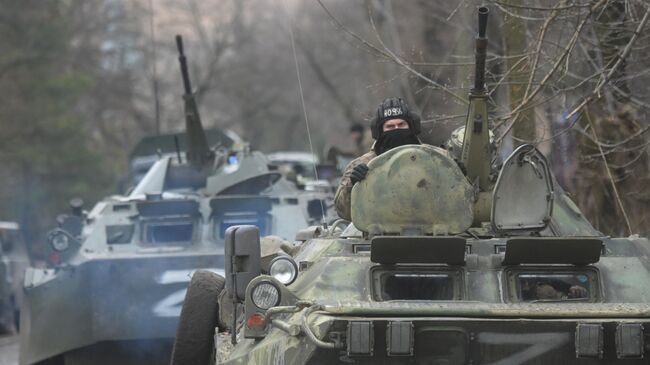 Военнослужащие Народной милиции ДНР на бронетранспортере БТР-80