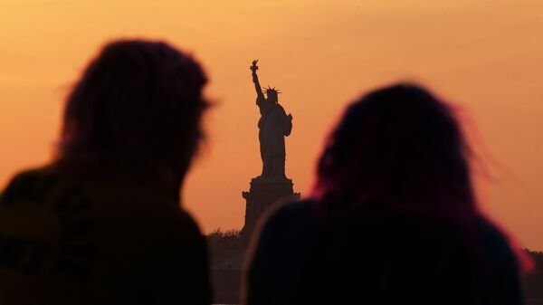 Статуя Свободы на закате в Нью-Йорке