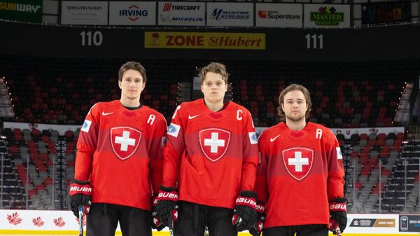 Хоккеисты молодежной сборной Швейцарии