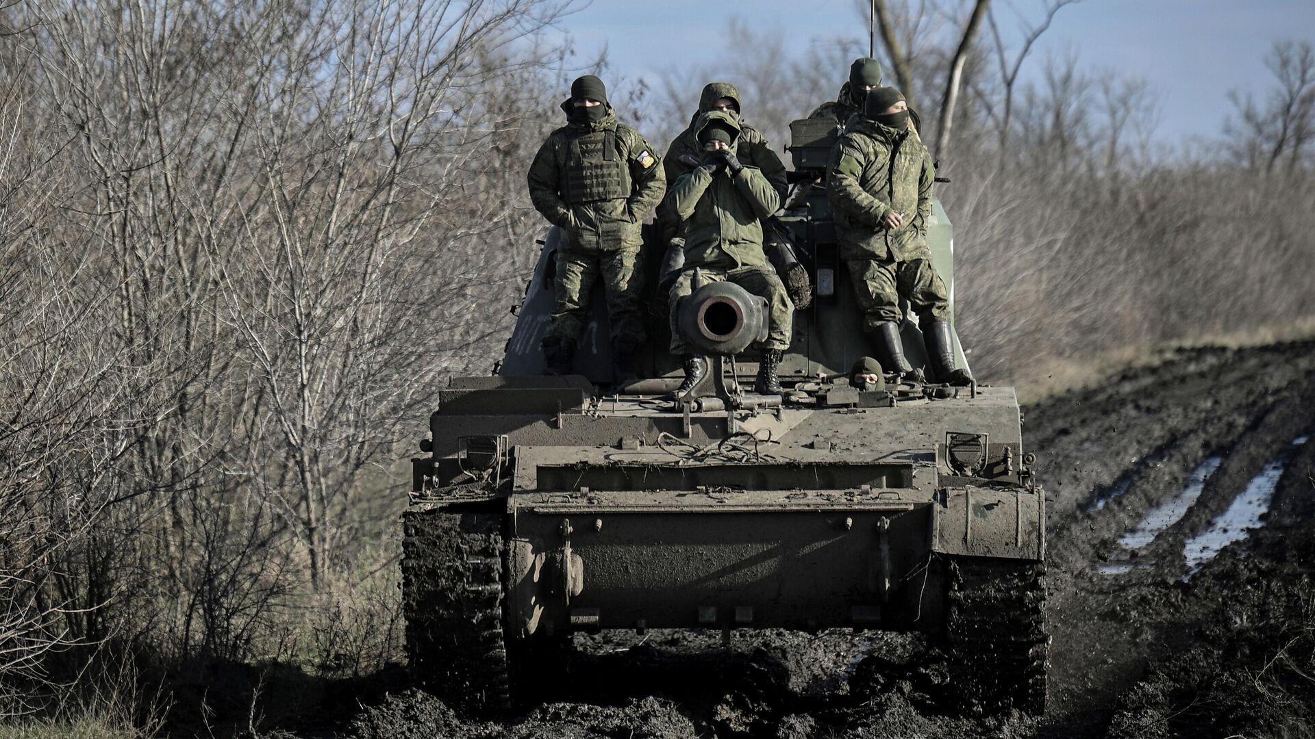 Военнослужащие МО РФ на самоходной артиллерийской установке 2СЗ Акация в зоне проведения СВО - РИА Новости, 1920, 21.02.2023