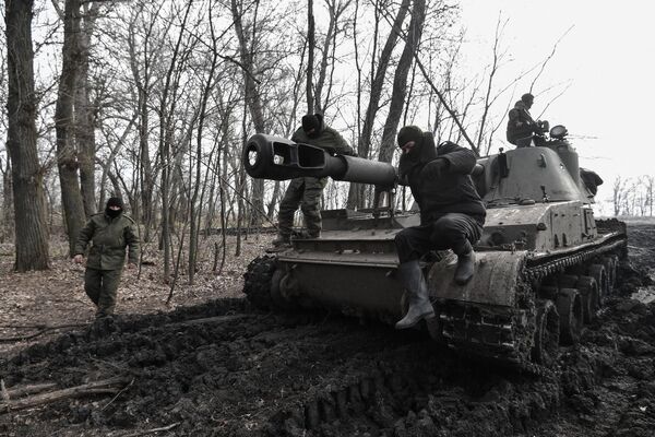 Военнослужащие МО РФ на самоходной артиллерийской установке 2СЗ Акация в зоне проведения СВО
