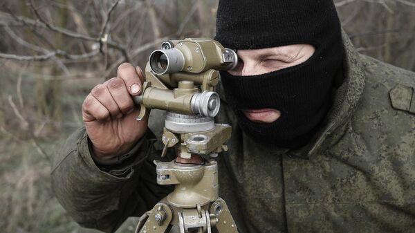 Военнослужащий МО РФ определяет азимут цели с помощью буссоли на Запорожском направлении