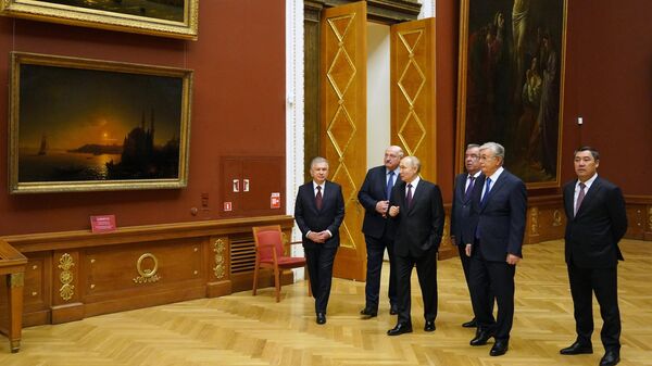 Президент РФ Владимир Путин с участниками традиционной неформальной встречи лидеров государств - участников СНГ на экскурсии в Русском музее в Санкт-Петербурге