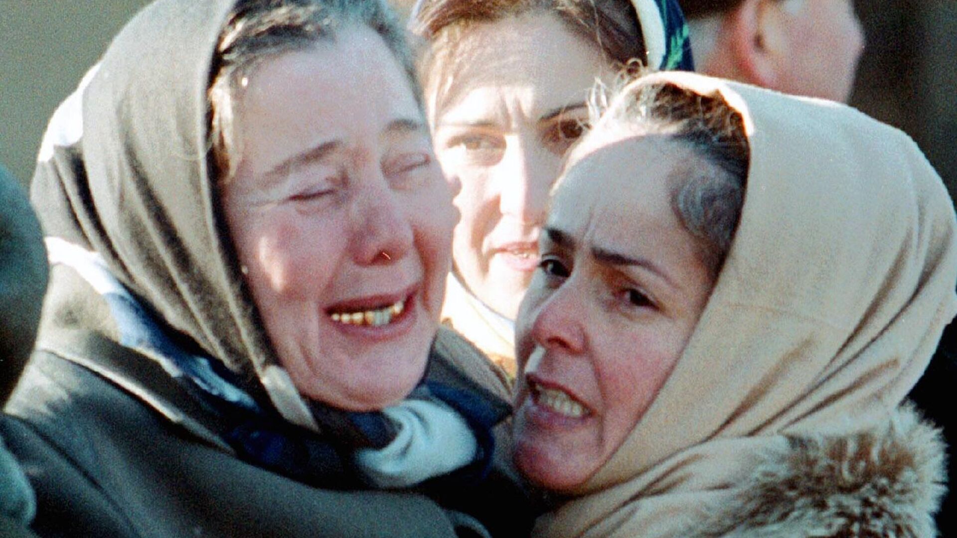 Женщины недалеко от места взрыва у дома правительства в Грозном. 28 декабря 2002 - РИА Новости, 1920, 27.12.2022