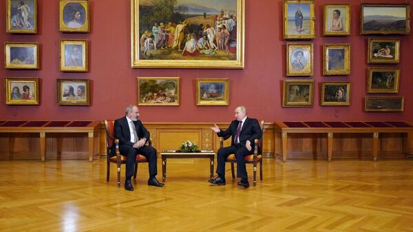  Президент РФ Владимир Путин и премьер-министр Армении Никол Пашинян во время переговоров в Русском музее в Санкт-Петербурге