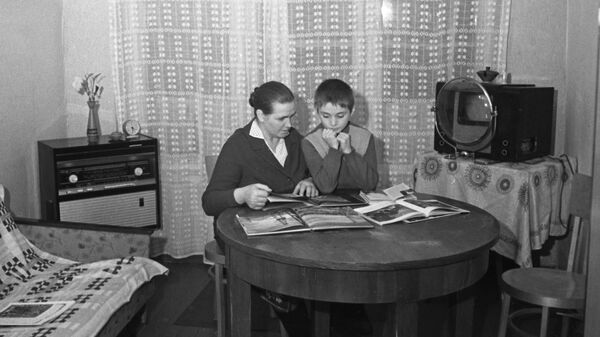Работница совхоза Горки-2 Мария Фролова с сыном у себя дома