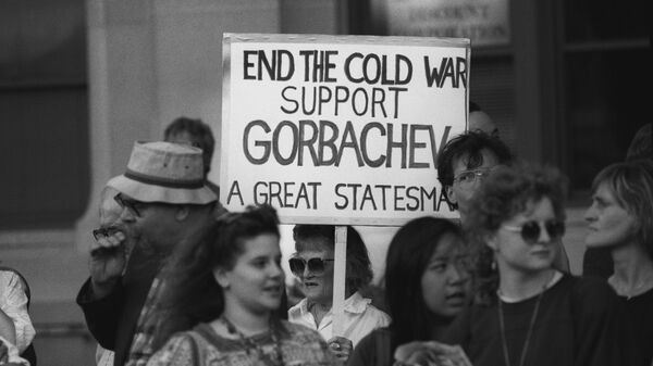 Жители Вашингтона с плакатом Конец холодной войне в дни официального визита в США Президента СССР Михаила Сергеевича Горбачева