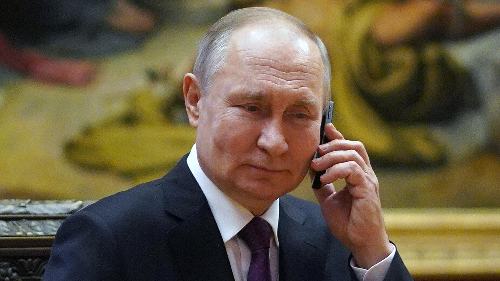 Президент РФ Владимир Путин говорит по телефону - РИА Новости, 1920, 14.02.2023
