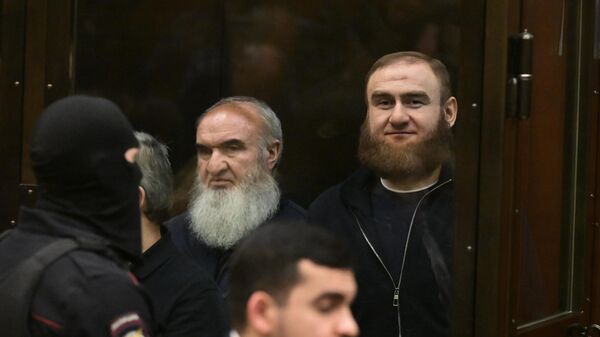 Бывший сенатор Рауф Арашуков и его отец Рауль в Московском городском суде во время оглашения приговора