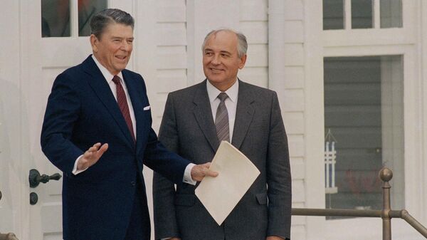 Генеральный секретарь ЦК КПСС Михаил Горбачев и Президент США Рональд Рейган в Рейкьявике