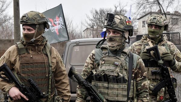 Военнослужащие России возле автомобиля Общероссийского народного фронта (ОНФ) с гуманитарной помощью на Запорожском направлении