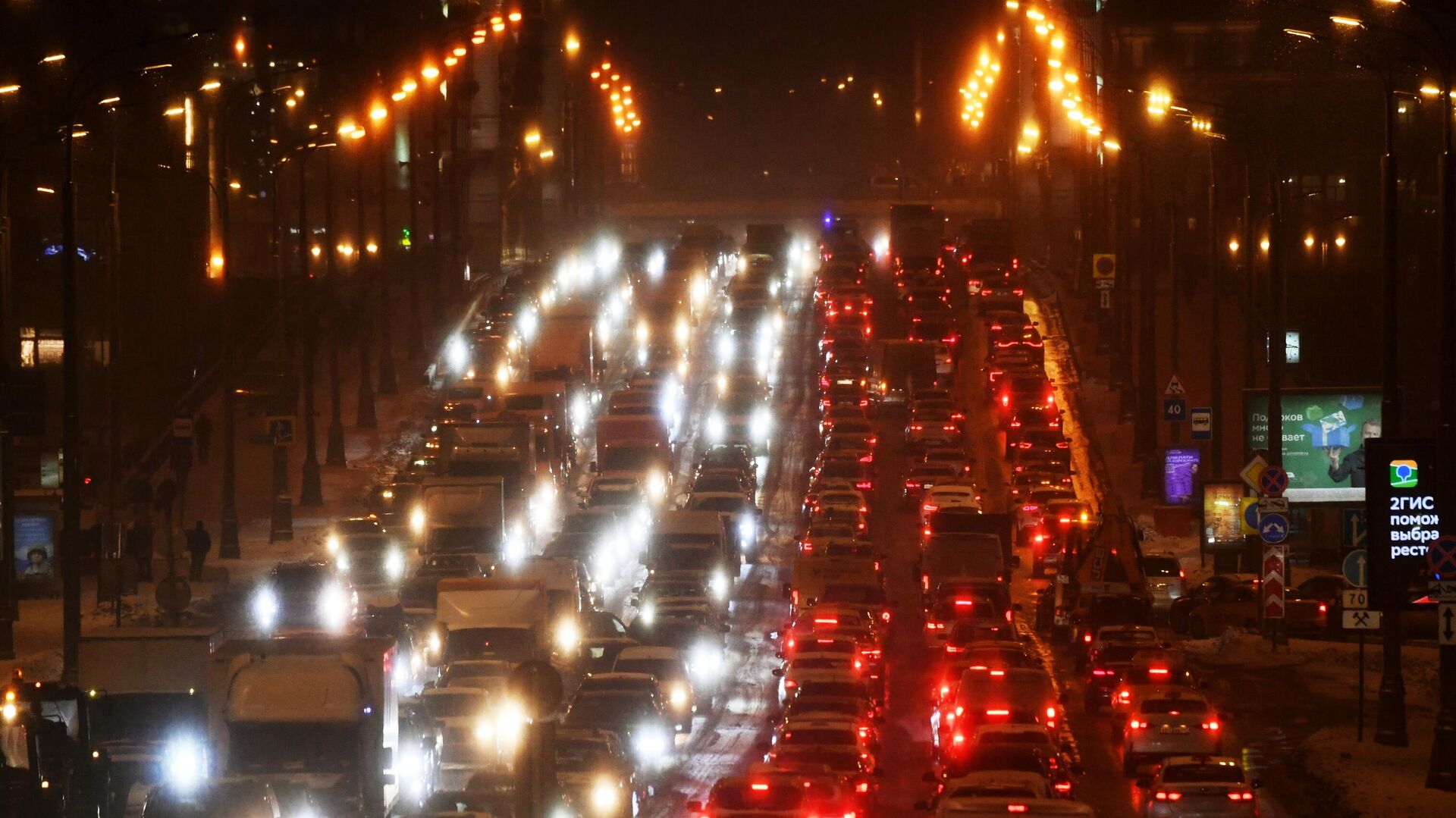 Автомобили едут в плотном потоке по одной из улиц в Москве - РИА Новости, 1920, 27.12.2022