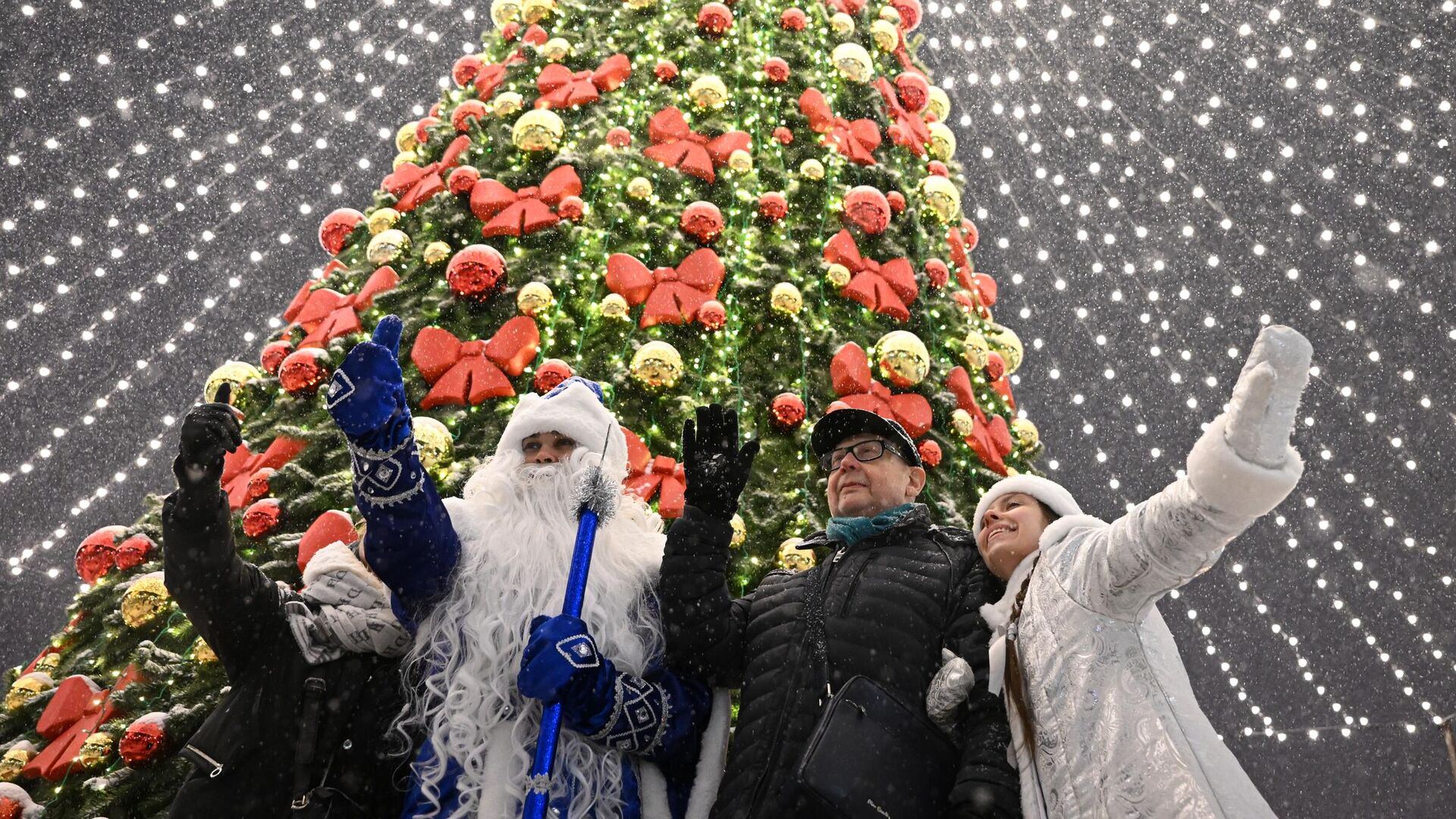Посетители с Дедом Морозом возле новогодней елки - РИА Новости, 1920, 31.12.2022