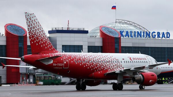 Самолет Airbus A319-111 авиакомпании Rossiya в аэропорту Храброво в Калининграде