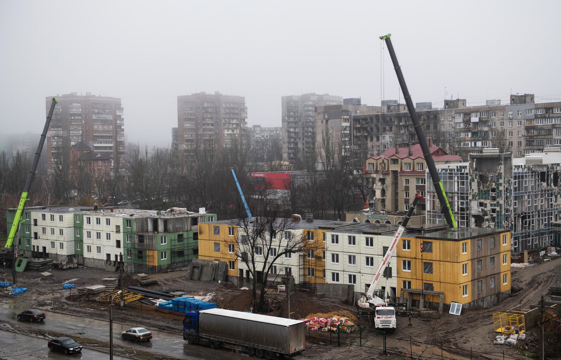 Вид на строящиеся жилые дома в Жовтневом районе Мариуполя Вид на строящиеся жилые дома в Жовтневом районе Мариуполя