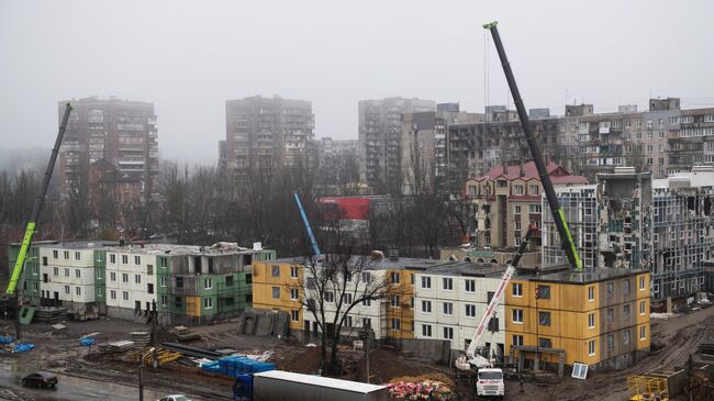 Вид на строящиеся жилые дома в Жовтневом районе Мариуполя