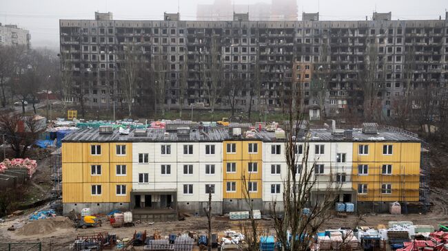 Вид на строящиеся жилые дома в Жовтневом районе Мариуполя