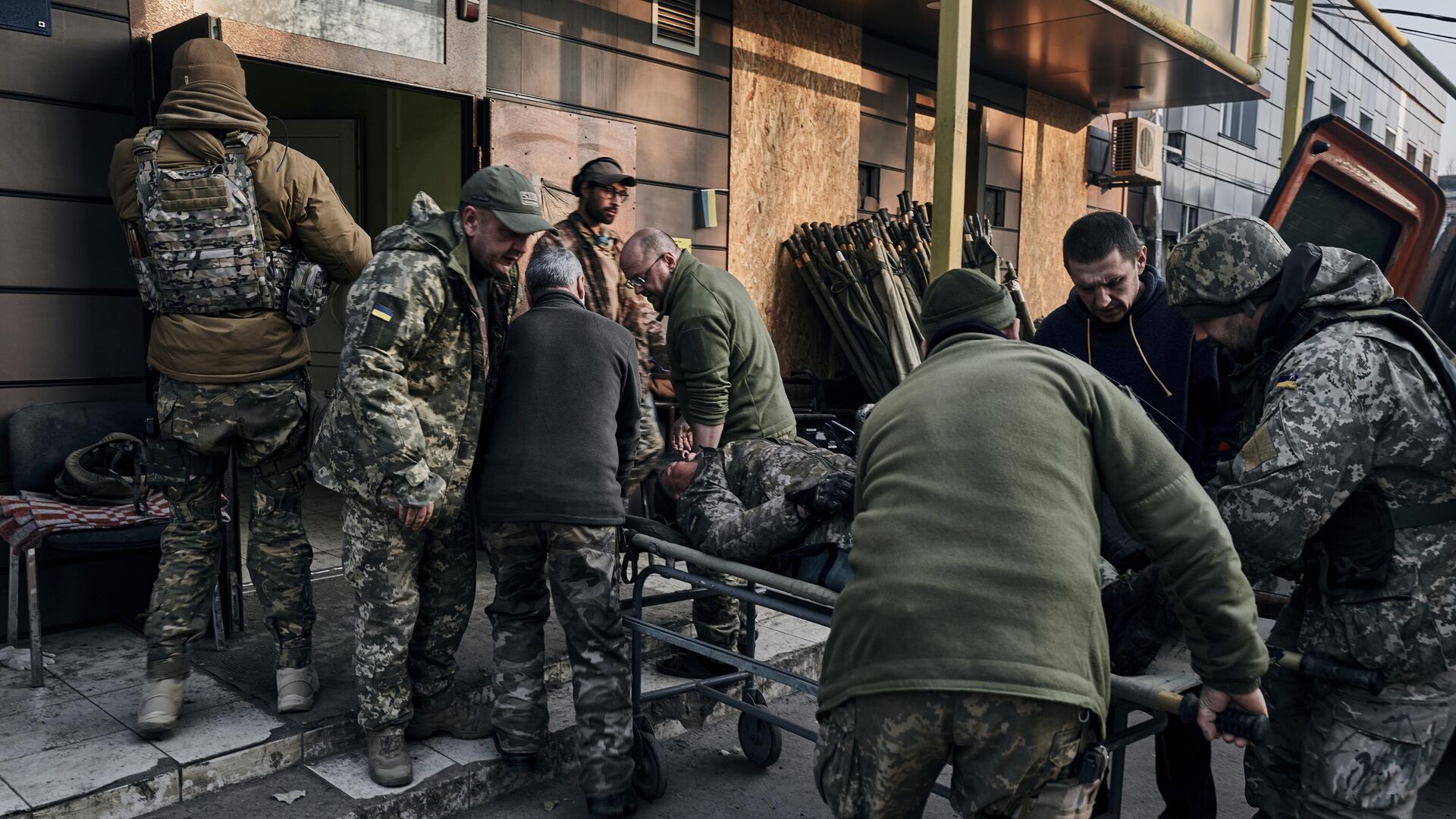 Военнослужащие ВСУ везут раненого солдата в Бахмуте - РИА Новости, 1920, 27.04.2023