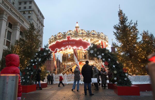 Посетители на фестивале Путешествие в Рождество на Манежной площади в Москве