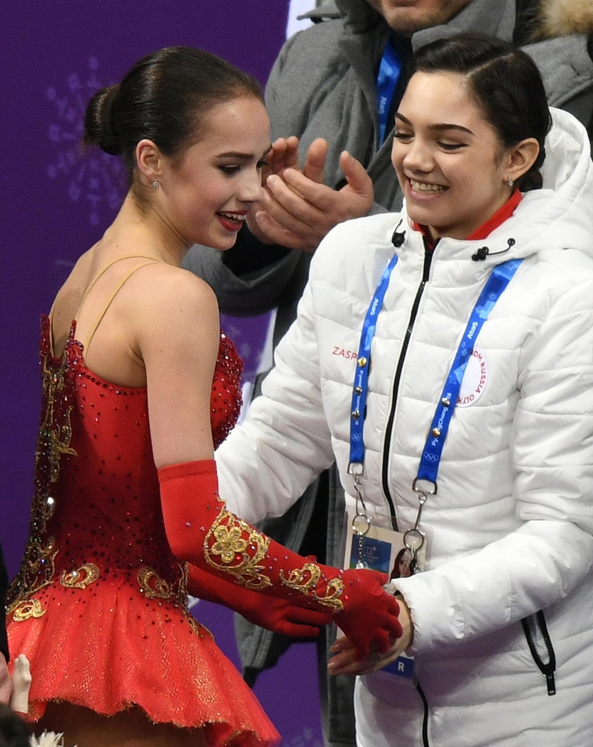 Российская фигуристка Алина Загитова (слева) после выступления в произвольной программе женского одиночного катания командных соревнований по фигурному катанию на XXIII зимних Олимпийских играх. Справа - российская фигуристка Евгения Медведева. Архивное фото - РИА Новости, 1920, 28.12.2022