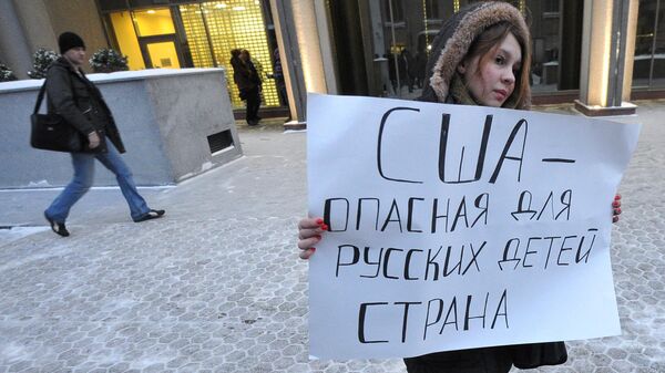Участница одиночных пикетов в поддержку закона Димы Яковлева у здания Совета Федерации в Москве
