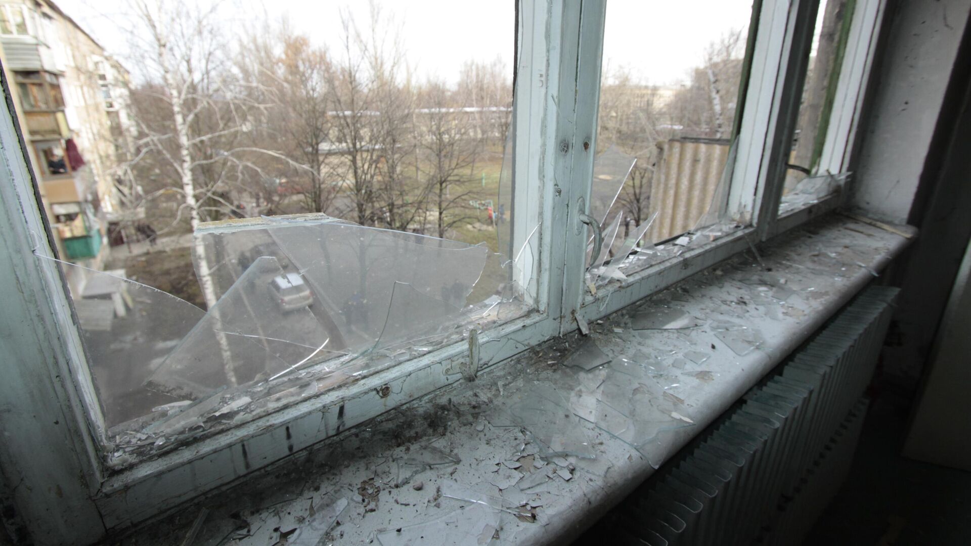 Разбитое окно жилого дома в городе Ясиноватая, пострадавшего в результате обстрела - РИА Новости, 1920, 04.04.2023