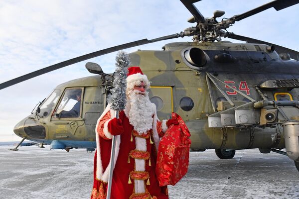 Дед Мороз на новогоднем утреннике для детей участников СВО на военном аэродроме Кольцово